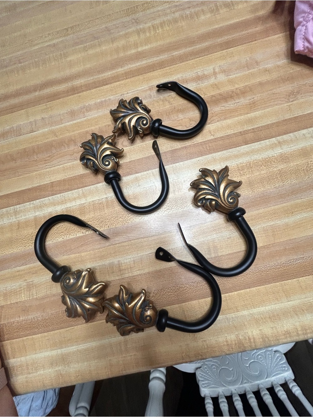 Decorative Leaf-Accented Curtain Rod Hooks - Black & Antique Gold